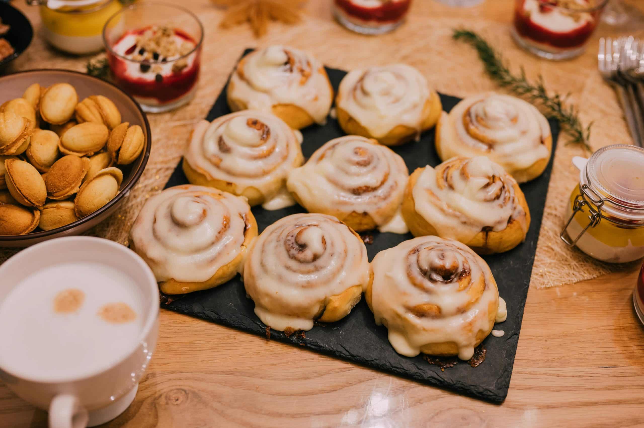 cinnamon rolls cream cheese frosting