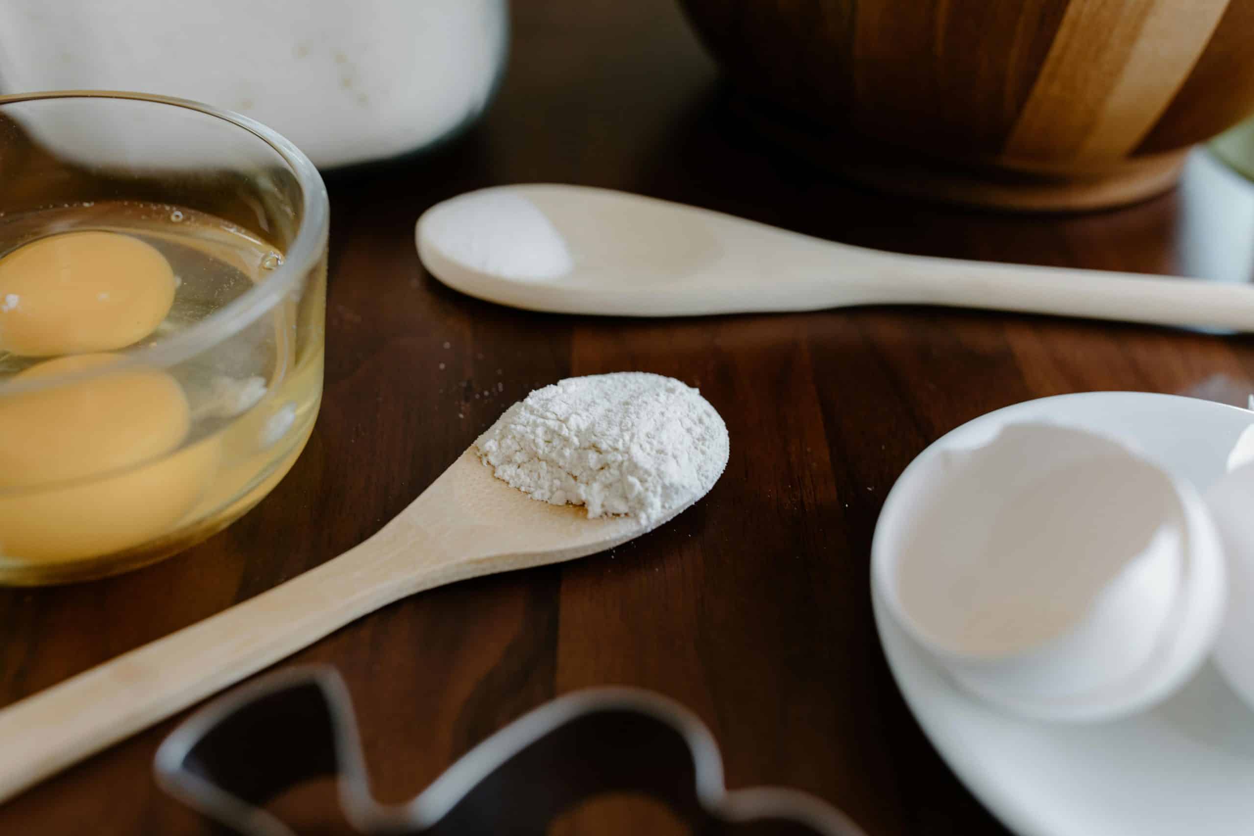 flour and cornstarch spoons