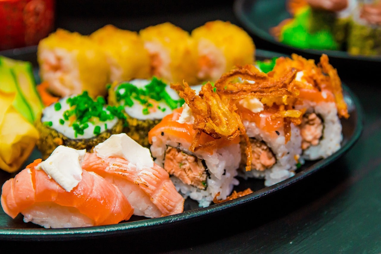 sushi rolls plate